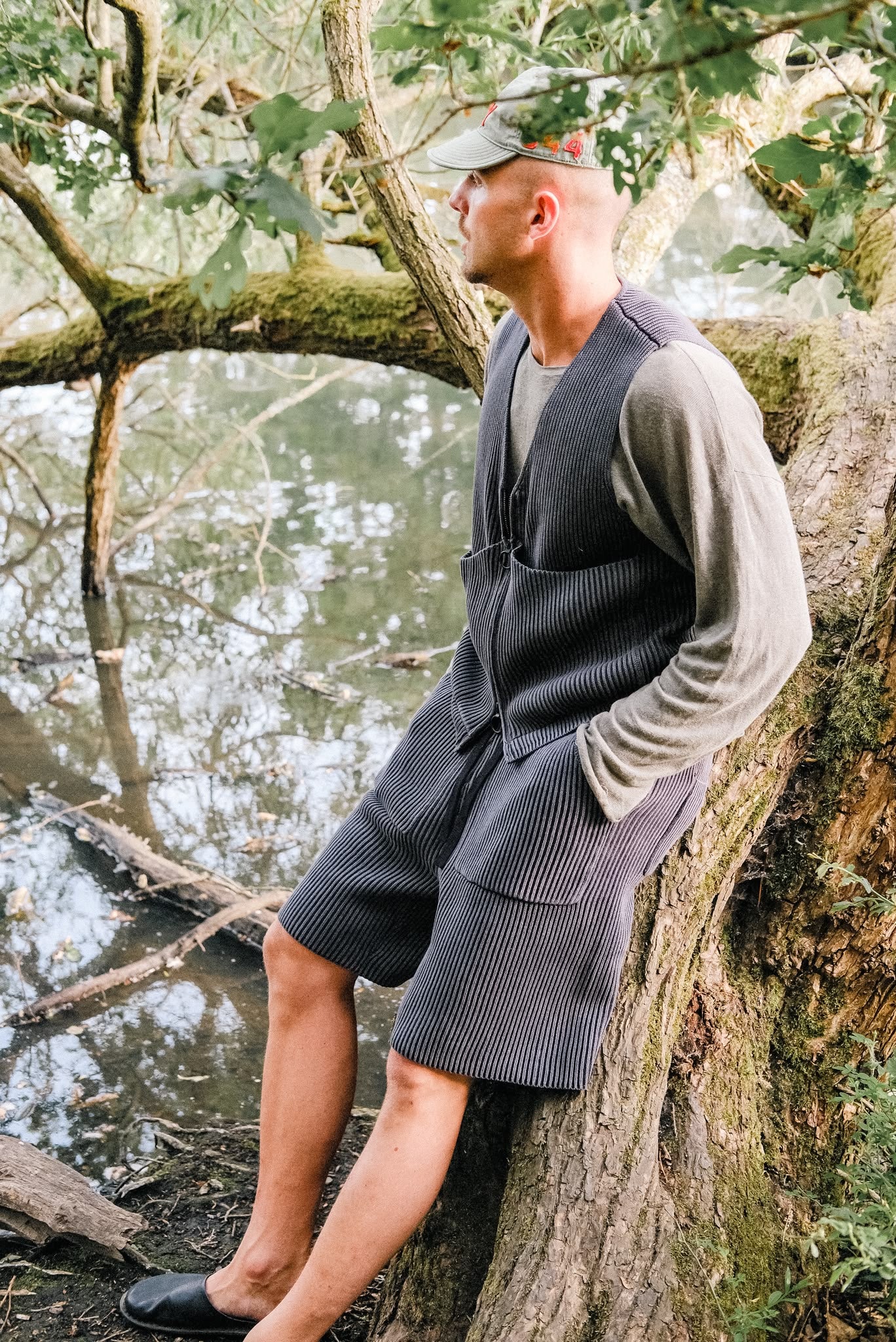 KNITTED UTILITY VEST - BLACK